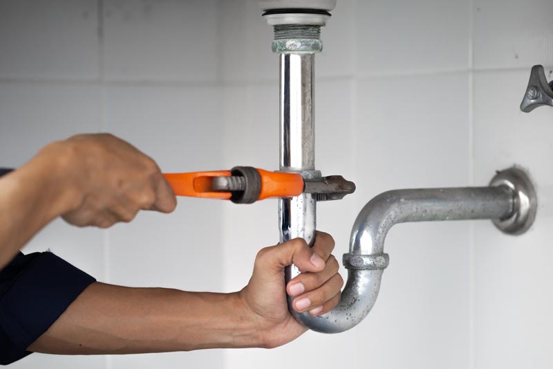 Professionell rörmokare som installerar ett badrum