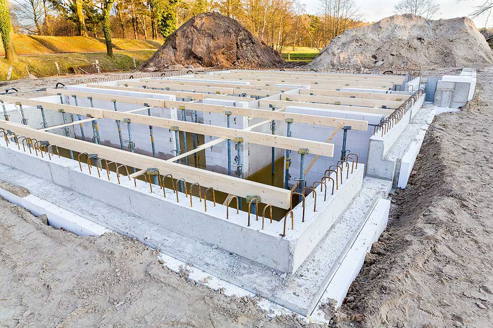 Färdig betonggrund för ett nybyggt hus