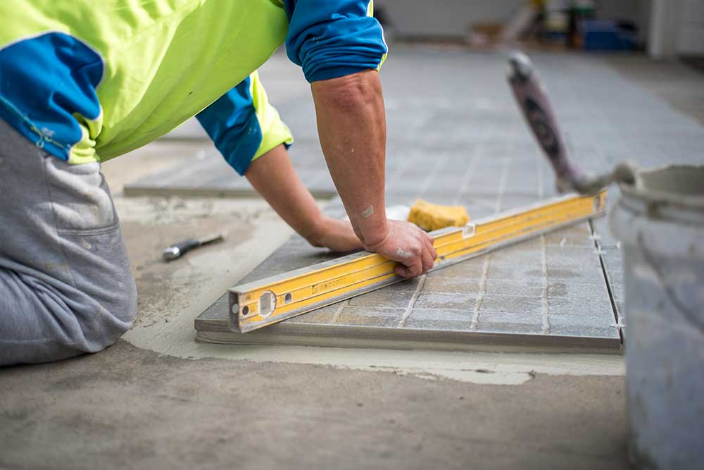 Läggning av betongplattor på en uppfart