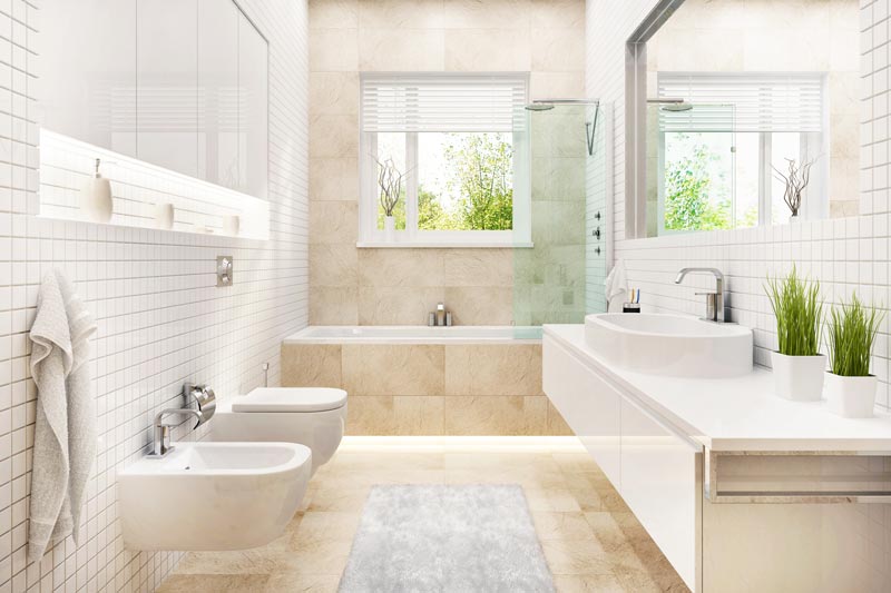 Ett elegant och modernt badrum inrett i ljusa toner med vita kakelplattor på väggarna och beige stengolv.